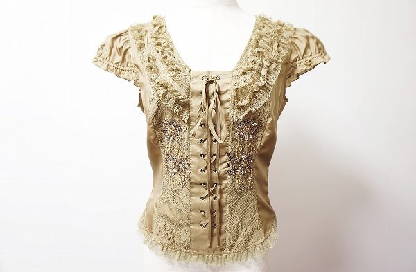 所々のビジューが適度な輝きを放ってくれます！伊太利屋のカットソーをお売りいただきました