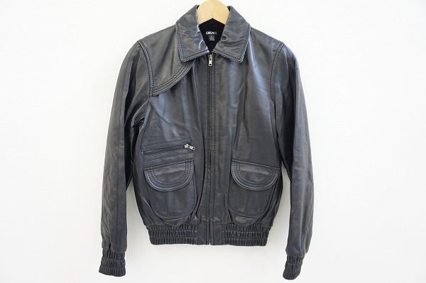 ジャンパータイプで前を留めても着られる!ダナキャランのラムレザージャケットをお売りいただきました