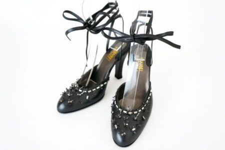 繊細さ際立つデザインがポイント！ジャンニヴェルサーチ パンプスをお売りいただきました