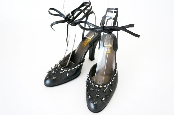 繊細さ際立つデザインがポイント!ジャンニヴェルサーチ パンプスをお売りいただきました