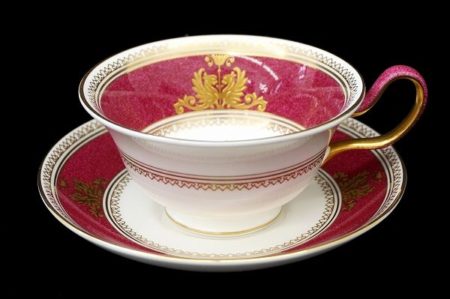 気品あるルビー色で高貴な気分になれます！ウェッジウッドのカップ＆ソーサーをお売りいただきました