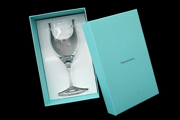 細部までこだわりの詰まったグラスです！ティファニーのスウィング ワイングラスをお売りいただきました