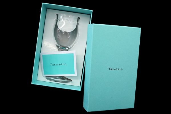 上品なデザインでワインを飲むのが楽しみになります！ティファニーのスウィング ワイングラスをお売りいただきました