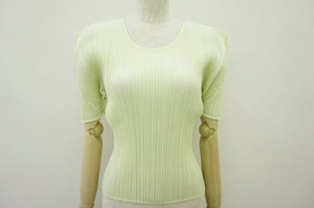 控えめなお色味でふんわりとした印象に！プリーツプリーズのカットソーをお売りいただきました