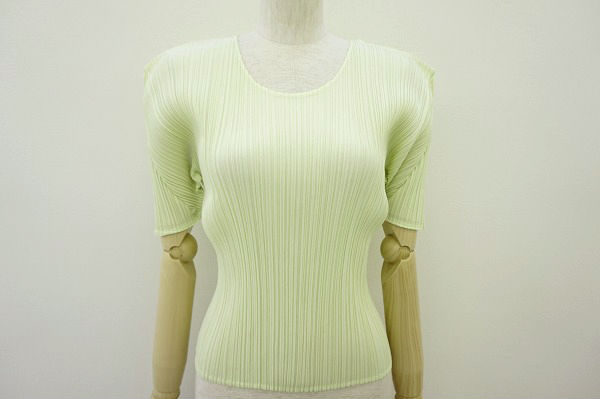 控えめなお色味でふんわりとした印象に！プリーツプリーズのカットソーをお売りいただきました