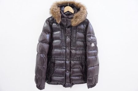 ツヤ感ある素材がカジュアル過ぎない印象に！モンクレールのダウンジャケットをお売りいただきました