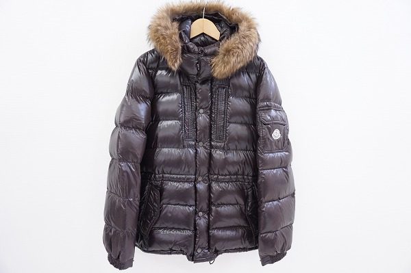 ツヤ感ある素材がカジュアル過ぎない印象に！モンクレールのダウンジャケットをお売りいただきました