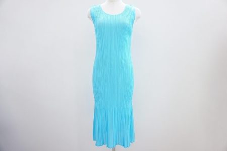 清涼感のあるブルーで優しくもクールビューティが叶います！プリーツプリーズのワンピースをお売りいただきました