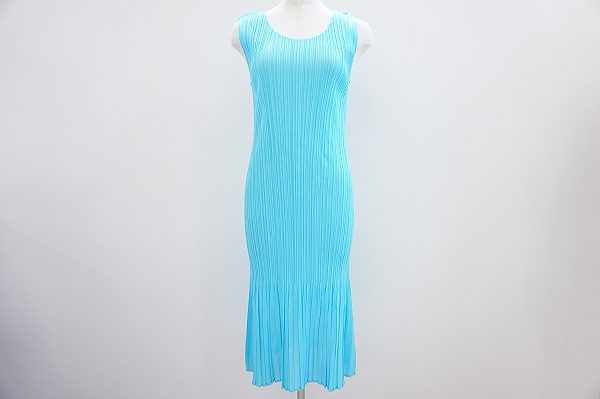 清涼感のあるブルーで優しくもクールビューティが叶います！プリーツプリーズのワンピースをお売りいただきました