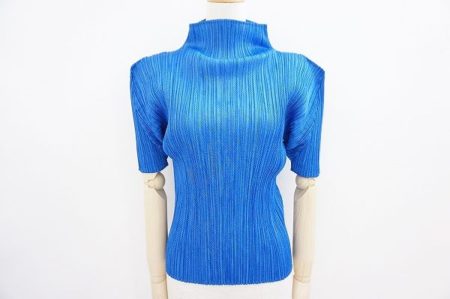 光沢感ある雰囲気で艶やかに！プリーツプリーズのカットソーをお売りいただきました