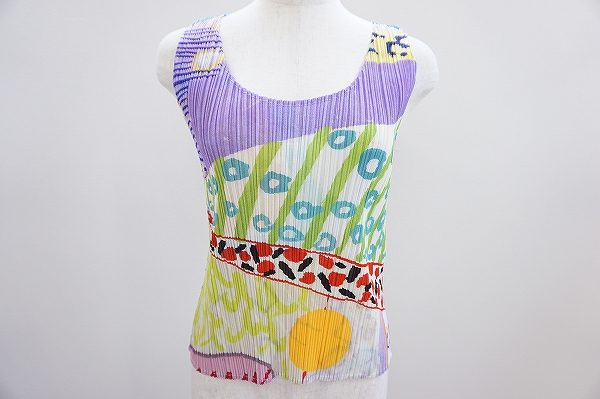 目を惹く鮮やかな絵柄がさわやかに！プリーツプリーズのカットソーをお売りいただきました