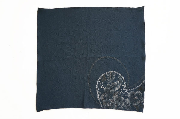 クールな中にも日本の美しさがきらり!ヒトシタムラのスカーフをお売りいただきました