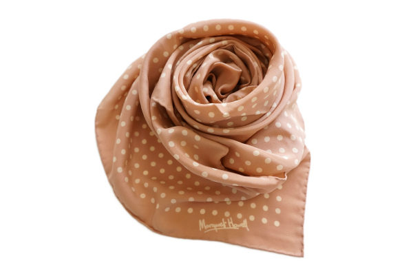 優しいピンクが清楚な雰囲気を醸し出す!マーガレットハウエル スカーフをお売りいただきました