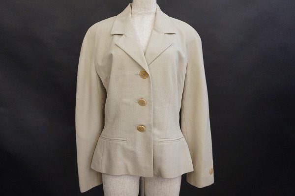 シンプルの中にもエレガントさが見え隠れします!セリーヌのジャケットをお売りいただきました