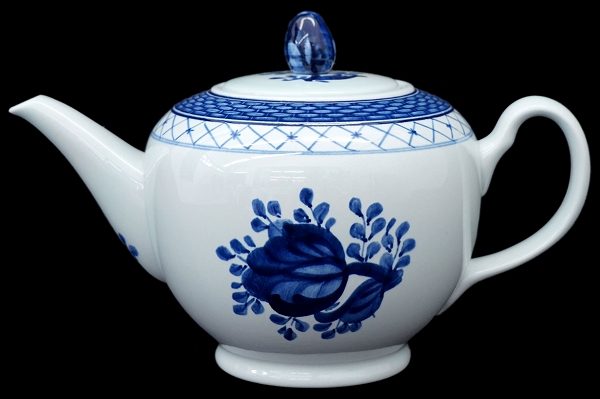 シンプルながらもどこかエレガントな1点!ロイヤルコペンハーゲントランクェーバー ティーポットを買取しました