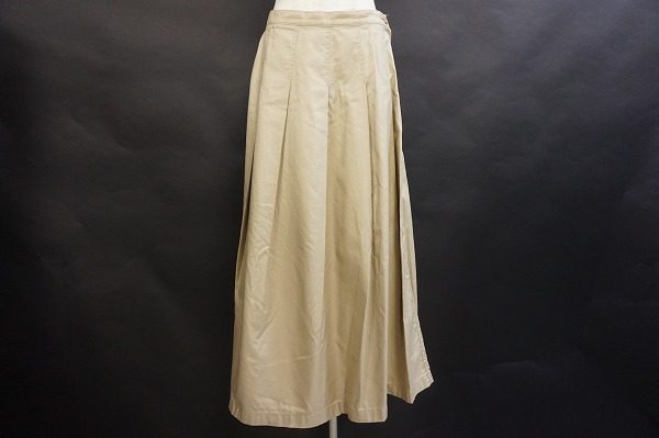 肌なじみ抜群のベージュで毎日着用も可能です！プランテーションのスカートをお売りいただきました