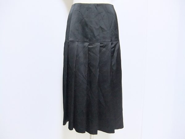 程よい長さのミモレ丈で上品に！エポカのスカートをお売りいただきました