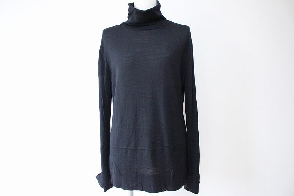 首元もスラっとした印象へと導いてくれる！ダーマのセーターをお売りいただきました