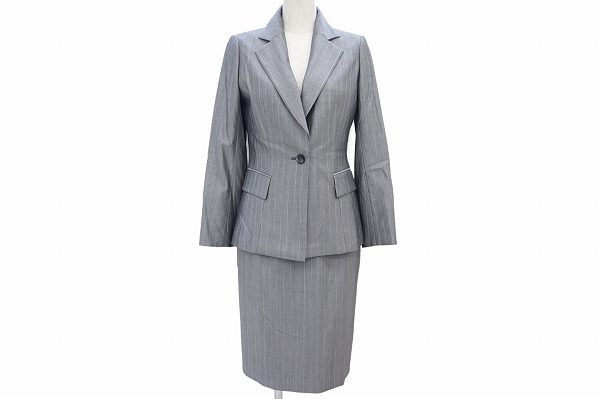 1セットあれば多岐にわたって使える！ロロピアーナのスーツ3点セットをお売りいただきました