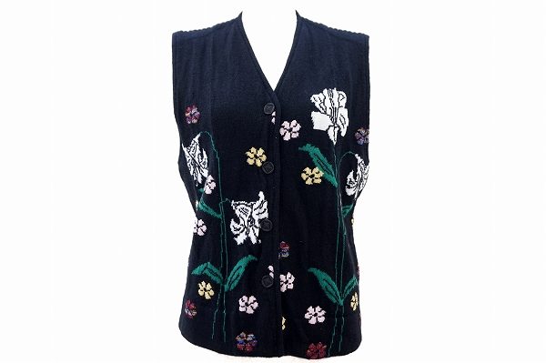 シャツに！パーカーに！工夫次第で組み合わせは無限大！斉藤都世子のベストをお売りいただきました