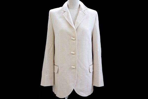 さわやかさを演出できるアイボリー！アニオナのジャケットをお売りいただきました