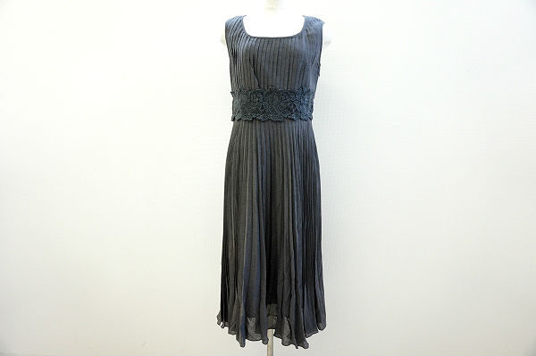 繊細なプリーツで清楚感を演出！デュアルビュー ワンピースをお売りいただきました