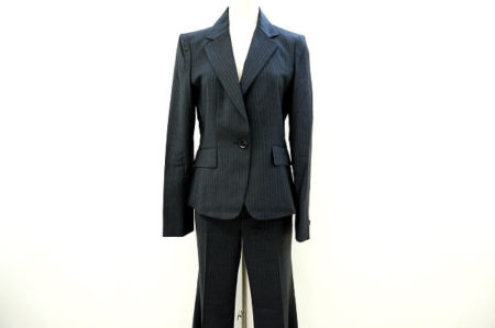 お仕事の場面でも大活躍が期待できます！アナイのパンツスーツをお売りいただきました