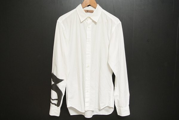 袖のロゴがアクセントに！ジョン・ガリアーノ メンズ長袖シャツを買取しました