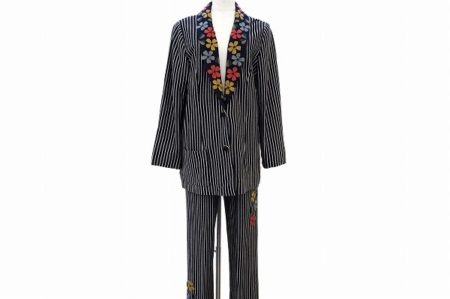 襟部分の花柄がアクセントに！斉藤都世子のセットアップをお売りいただきました