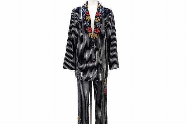 襟部分の花柄がアクセントに！斉藤都世子のセットアップをお売りいただきました