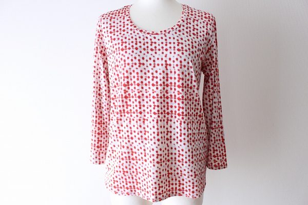 パッと目を惹く鮮やかな柄がポイント!ヘルノのカットソーをお売りいただきました