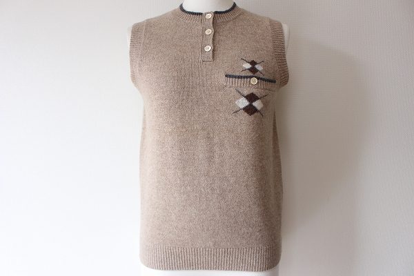 柔らかく優しい印象になれる！マドモアゼルノンノンのニットベストをお売りいただきました