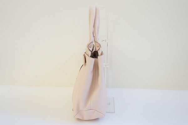 ほんのりピンクが清楚な印象をプラス！サルヴァトーレ・フェラガモのハンドバッグを買取しました