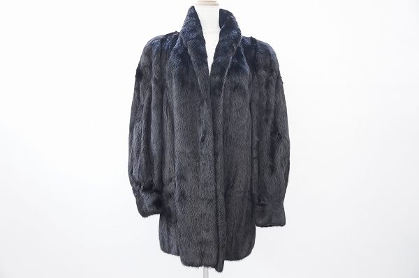 しっとりとしたコーディネートが完成します！サガミンクの毛皮コートをお売りいただきました