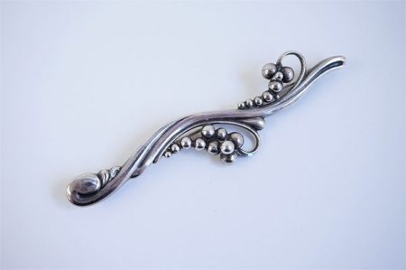 ちょっとアクセントをつけたい時に！ジョージ・ジェンセン ブローチ SV925 シルバー 葡萄を買取しました