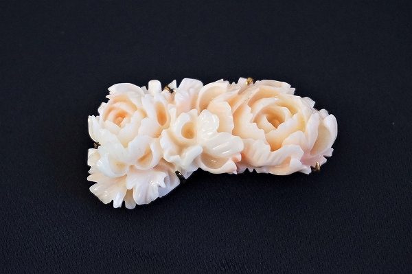 ブローチやペンダントなどのアクセサリーの買取もお任せ!サンゴのブローチを買取いたしました