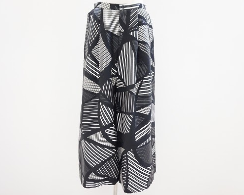 イッセイ ミヤケの新品同様なワイドパンツを買取させて頂きました。