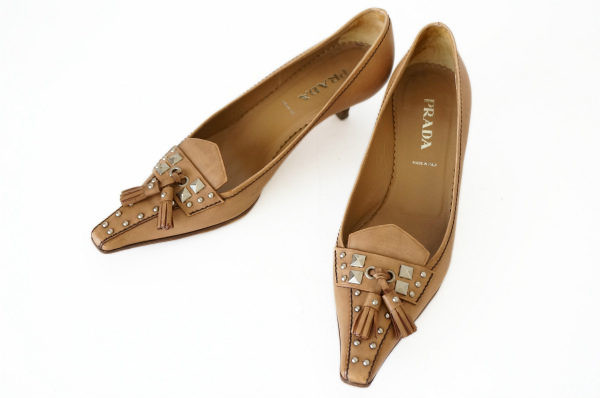 細身のデザインでスマートな雰囲気を実現！プラダのパンプスを買取しました