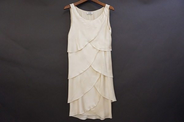 花びらのような華やかデザインがポイント！モスキーノ ワンピースを買取しました