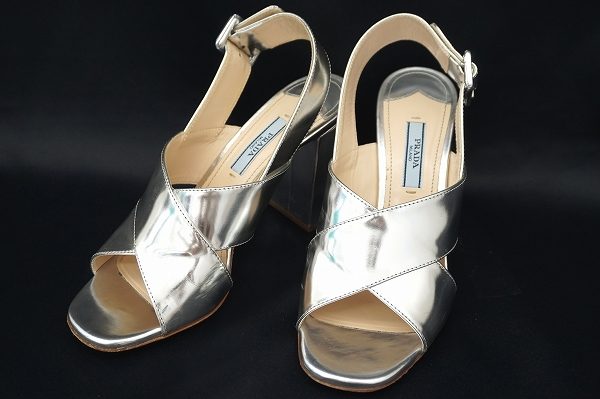 煌びやかなシルバーが輝かしい印象にしてくれる！プラダのサンダルを買取しました