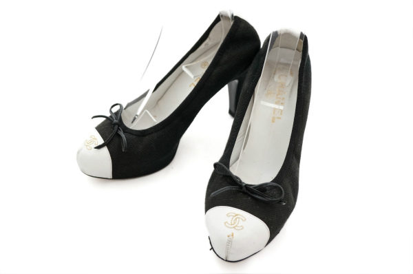 バイカラーが可愛くもメリハリある印象に!シャネルのパンプスを買取しました