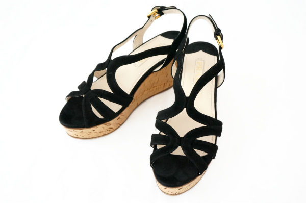 繊細デザインがポイント！プラダのスエードサンダルを買取しました