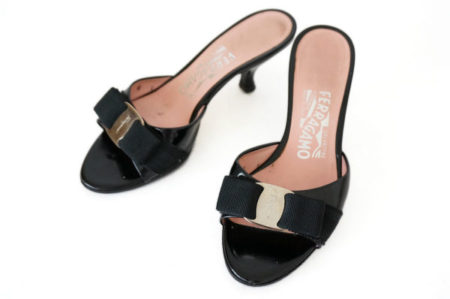 ブラック×ゴールドで品格よく仕上げる！サルヴァトーレ・フェラガモ サンダルを買取しました