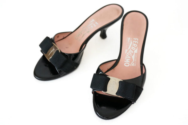 ブラック×ゴールドで品格よく仕上げる！サルヴァトーレ・フェラガモ サンダルを買取しました