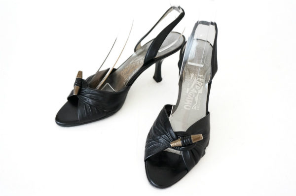 バックストラップで歩きやすさにもこだわる！サルヴァトーレ・フェラガモ パンプスを買取しました