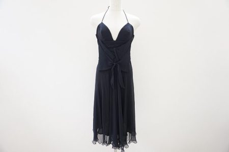 無地でもゴージャスに決まる！マックスマーラのワンピースを買取しました