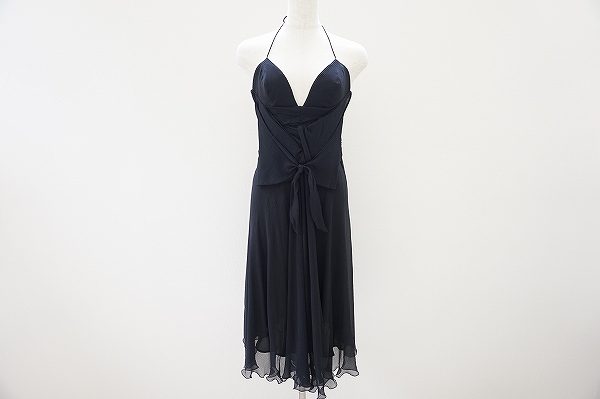 無地でもゴージャスに決まる！マックスマーラのワンピースを買取しました