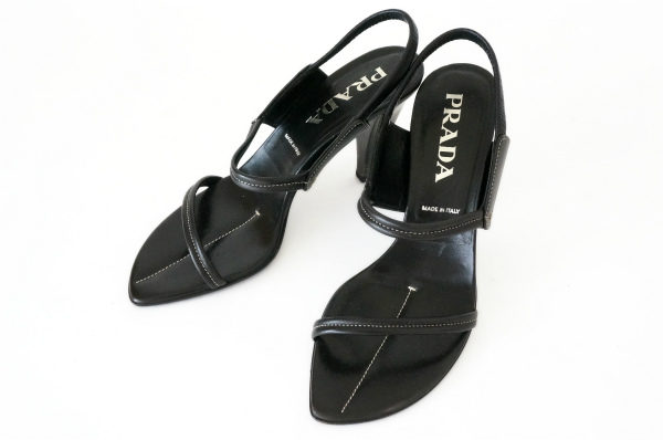 繊細ラインが美脚への鍵！プラダのレザーサンダルを買取しました