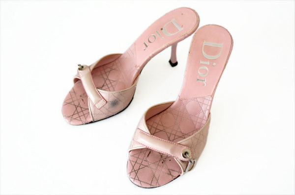 ほんのりピンクがたおやかな印象に！ディオール サンダル を買取しました