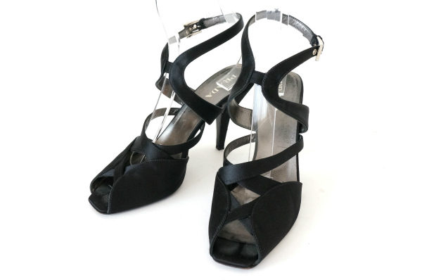 程よい高さでスッキリした印象に！プラダのサンダルを買取しました